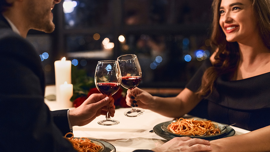 A couple enjoys Valentineʻs Day dinner