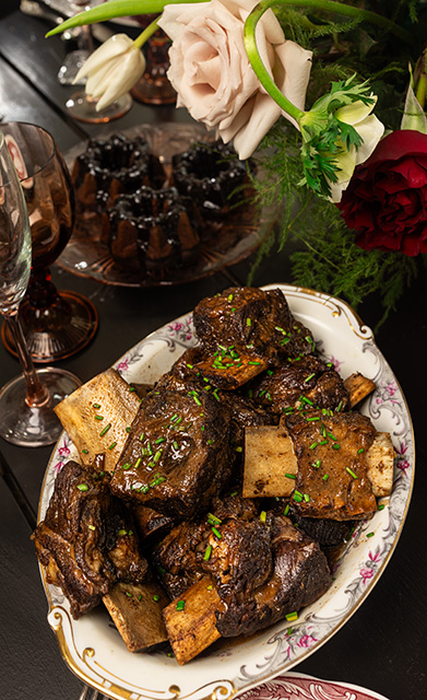 A beef dish on Bodegaʻs dishware