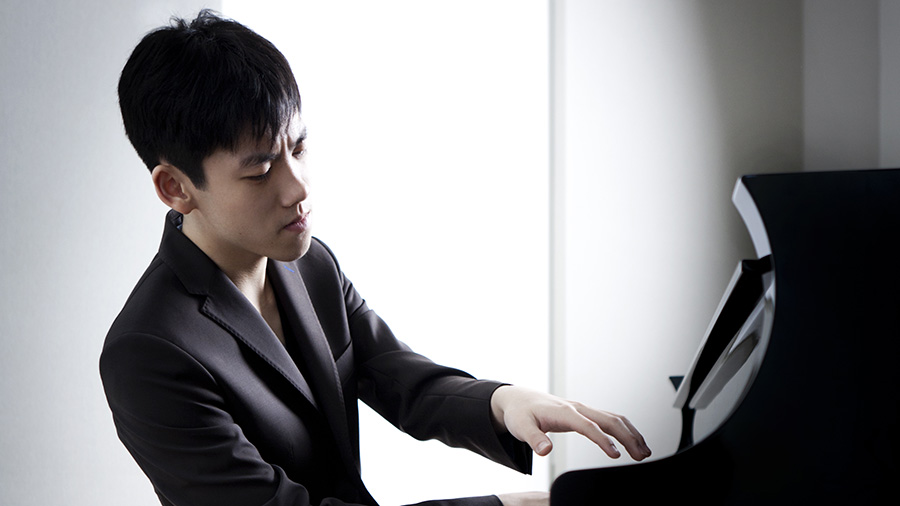 Haochen Zhang plays the piano